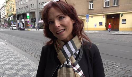 Нарвался на зрелую даму с голодной попкой и вломил ей на камеру