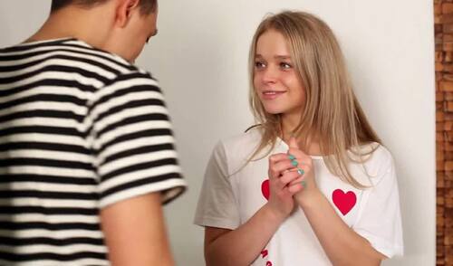 У гимнастки широкий шпагат и очень глубокая глотка для минета